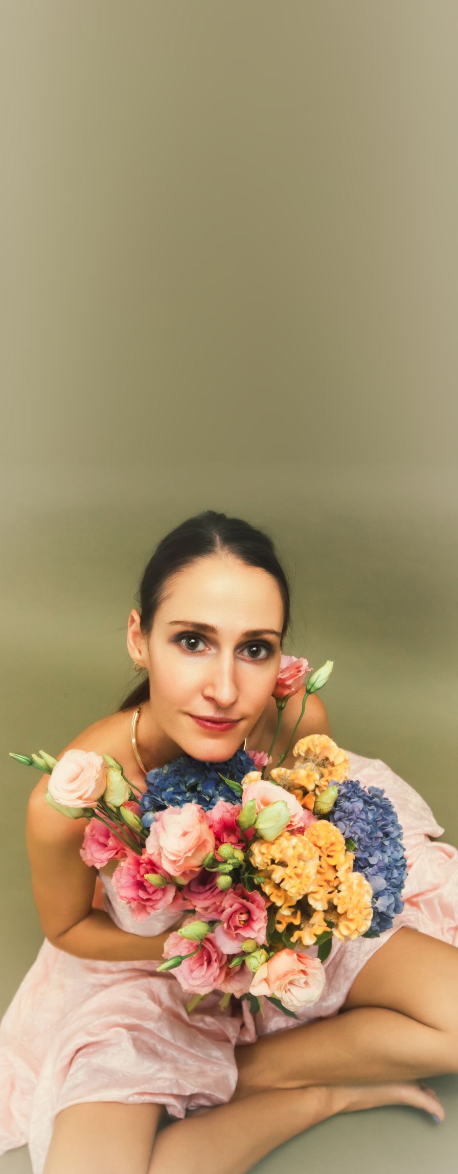 Jen, holding a bouquet of flowers